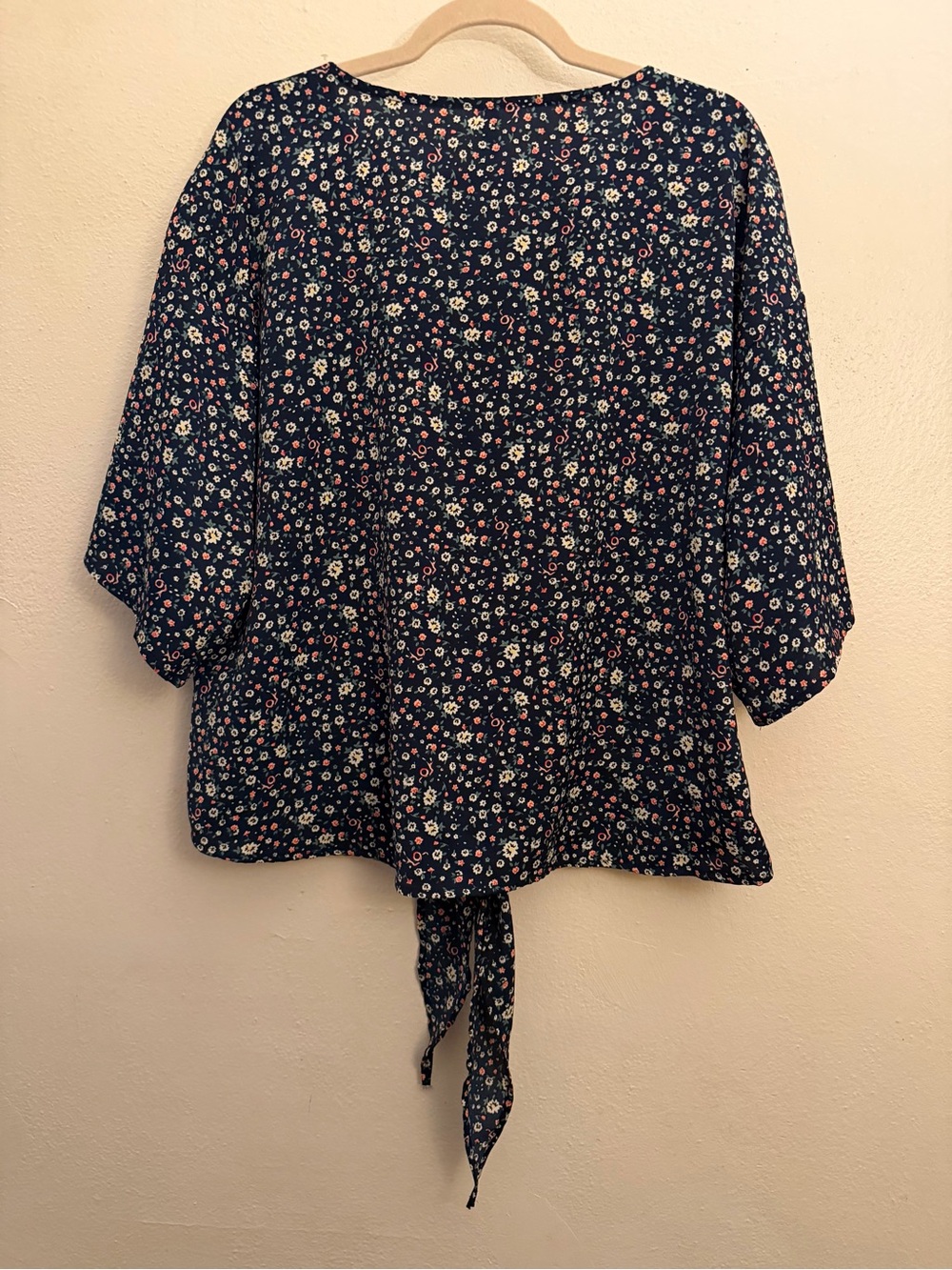Viishow Navy Floral Boho Trendy Tie-Front Blouse size XL Like New - Picture 3 of 7
